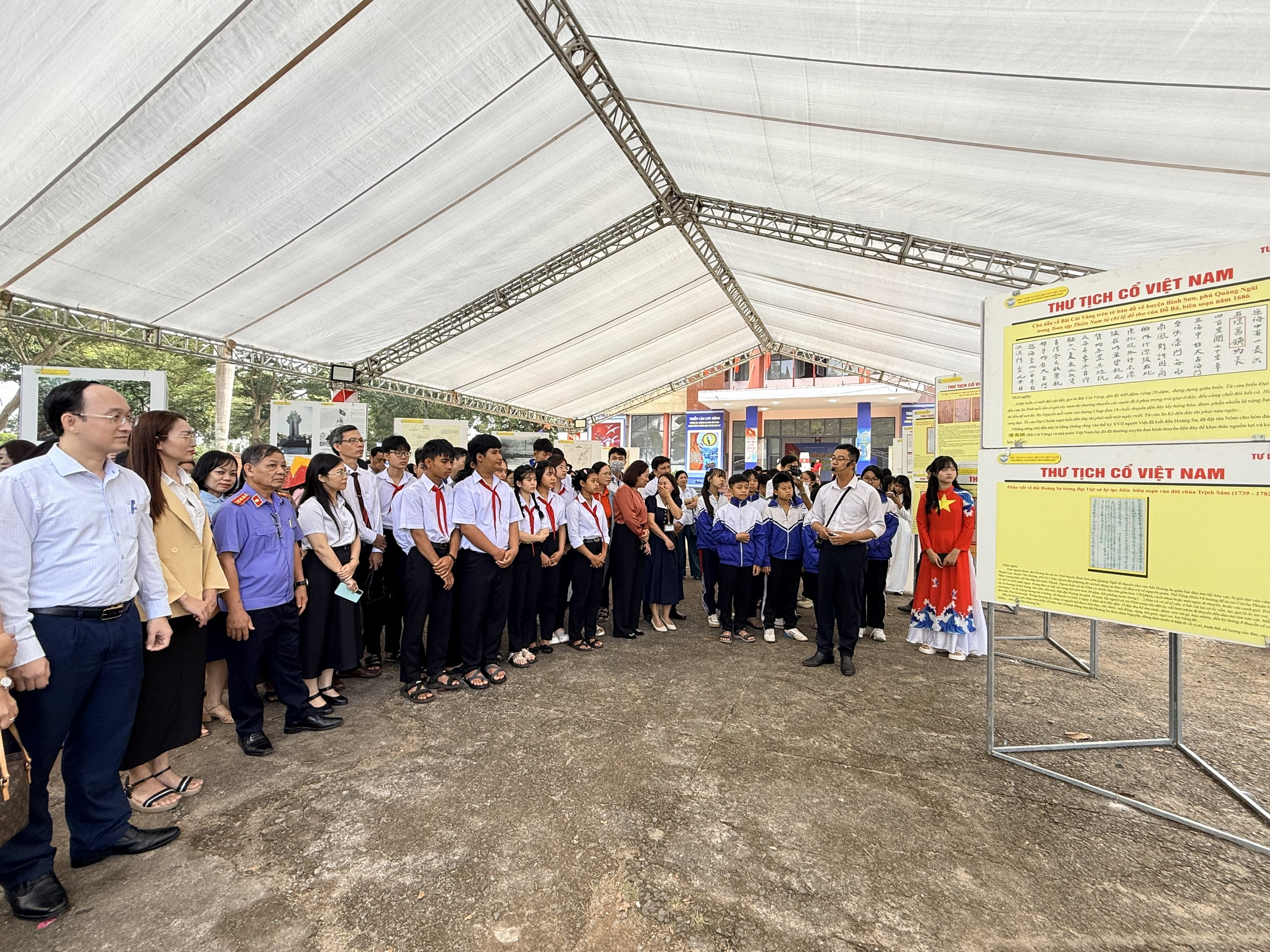 Đại biểu và học sinh tìm hiểu các bản đồ về hai quần đảo Hoàng Sa, Trường Sa của Việt Nam
